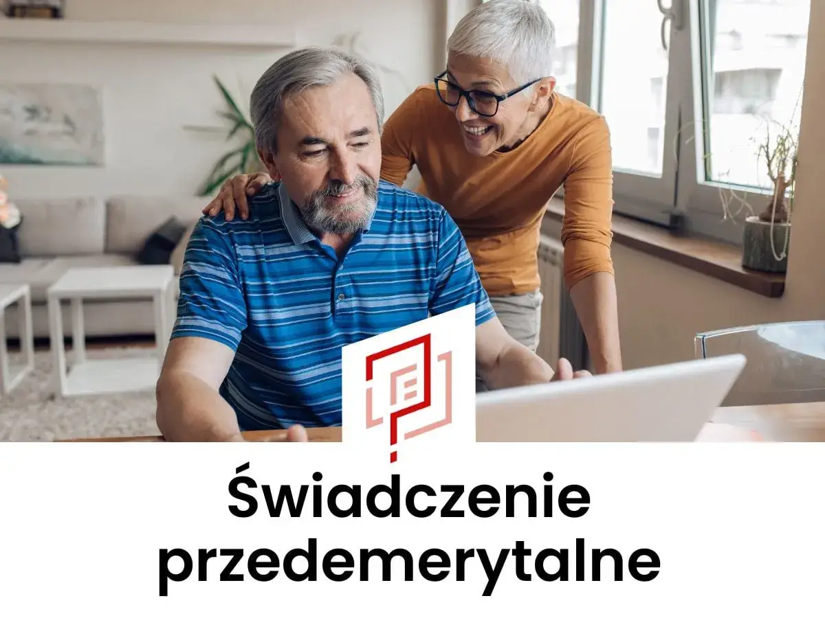 Para starszych osób z uśmiechem przegląda dokumenty na laptopie, omawiając nowe świadczenia przedemerytalne.