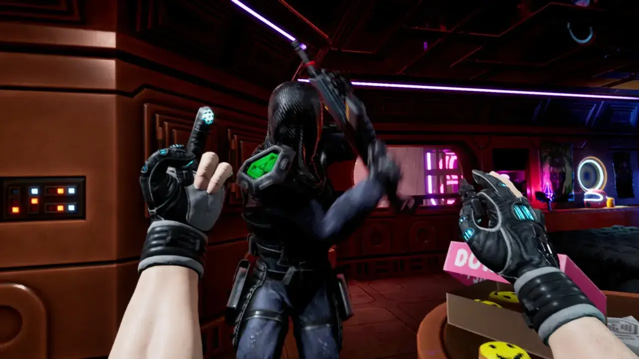 Gracz w rękawicach z neonowym blaskiem przygotowuje się do walki w świecie System Shock. W tle widać przeciwnika w cybernetycznym pancerzu.