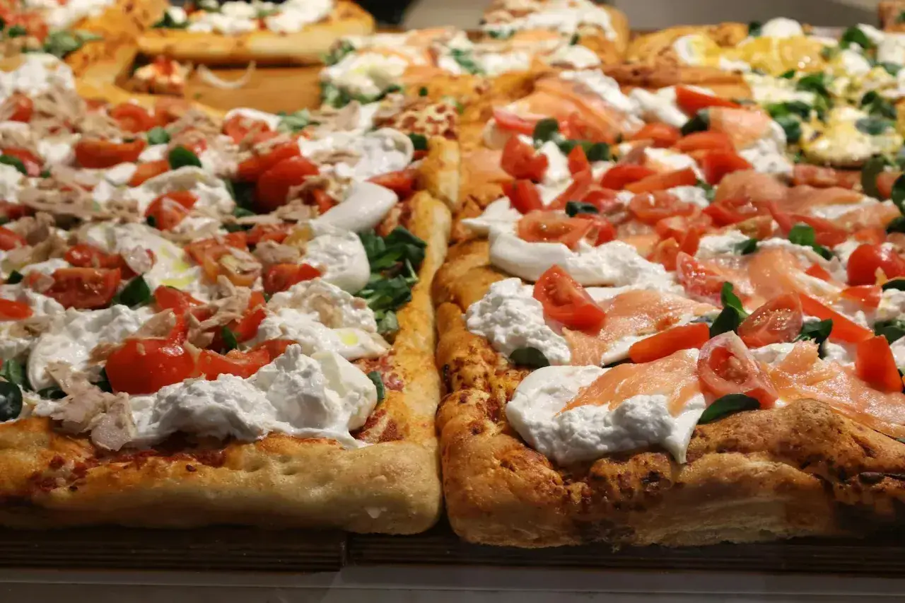Pyszny spod do pizzy z burratą, pomidorkami i łososiem.