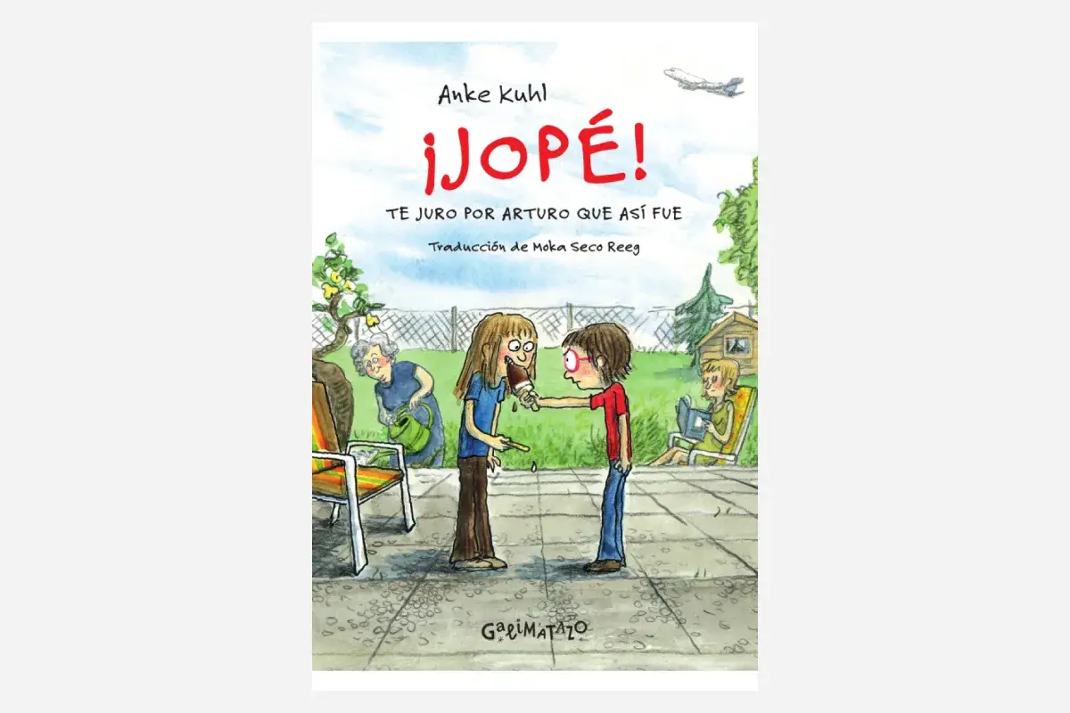 Libros para niñas de 12 años: ¡Jopé! Te juro por Arturo que así fue. Divertida portada de un libro infantil con niños y abuela en el jardín.