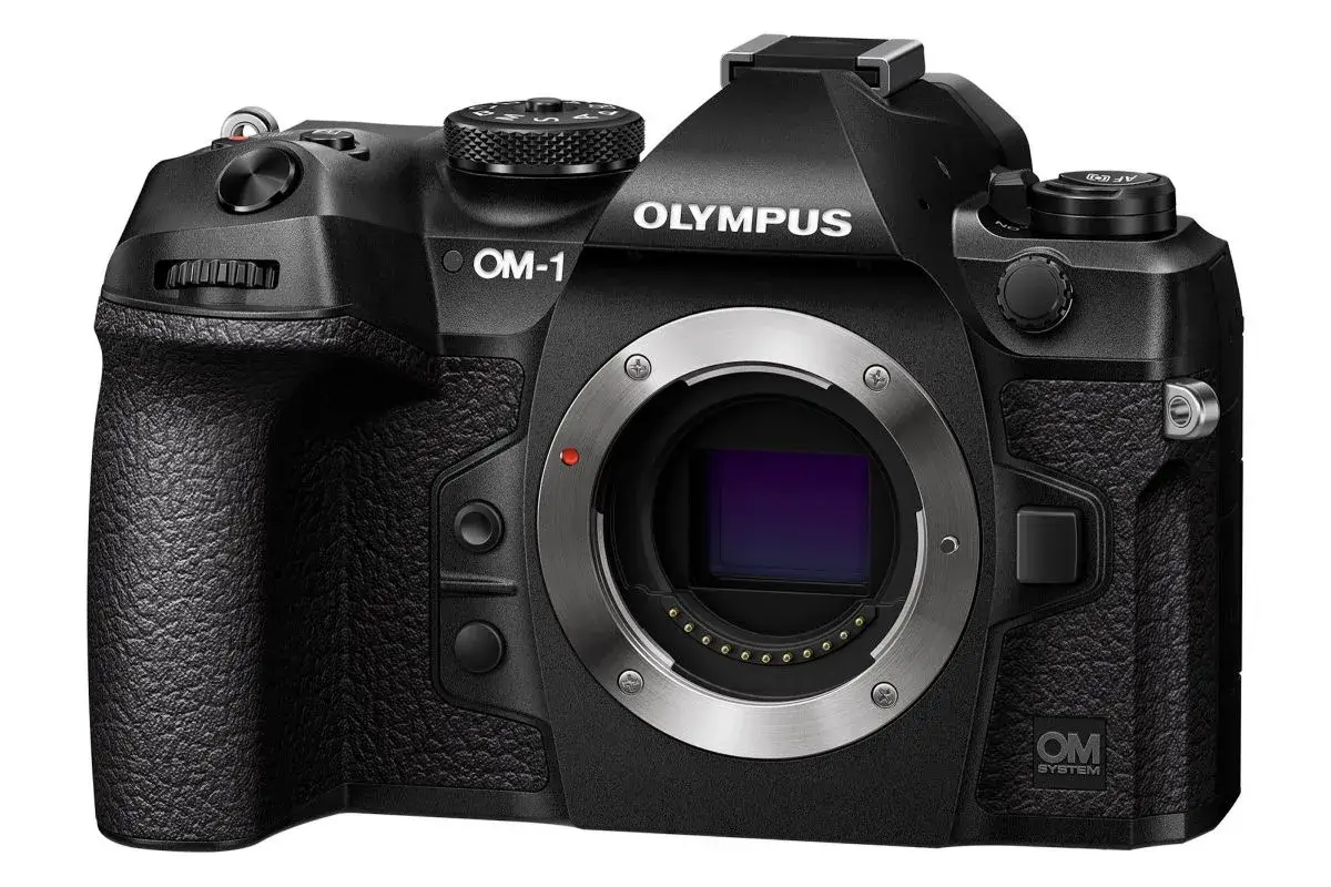 Czarny aparat OM SYSTEM OM-1 z obiektywem.