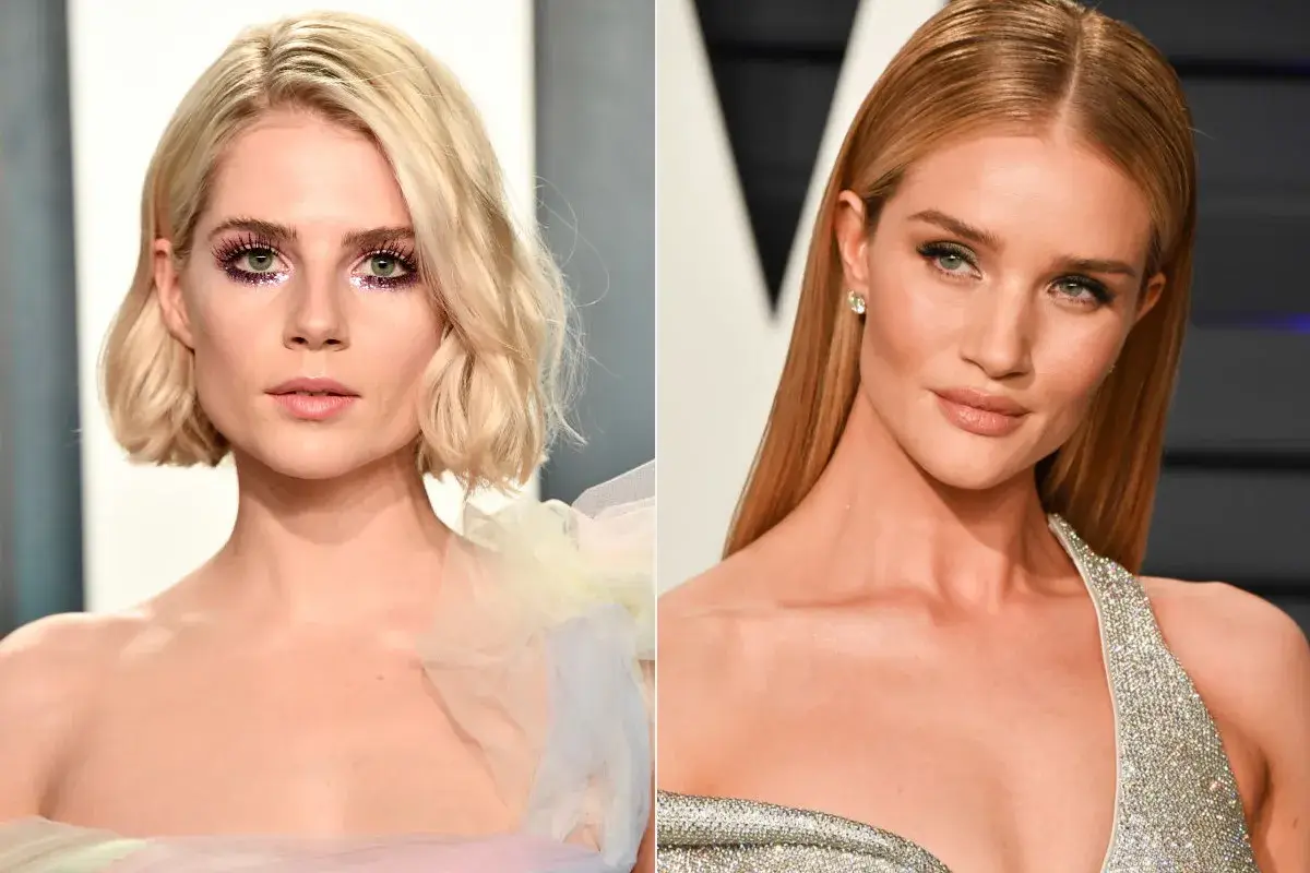 Dwie kobiety z modnymi blond włosami: jedna z krótką, falowaną fryzurą i błyszczącym makijażem, druga z długimi, prostymi włosami.