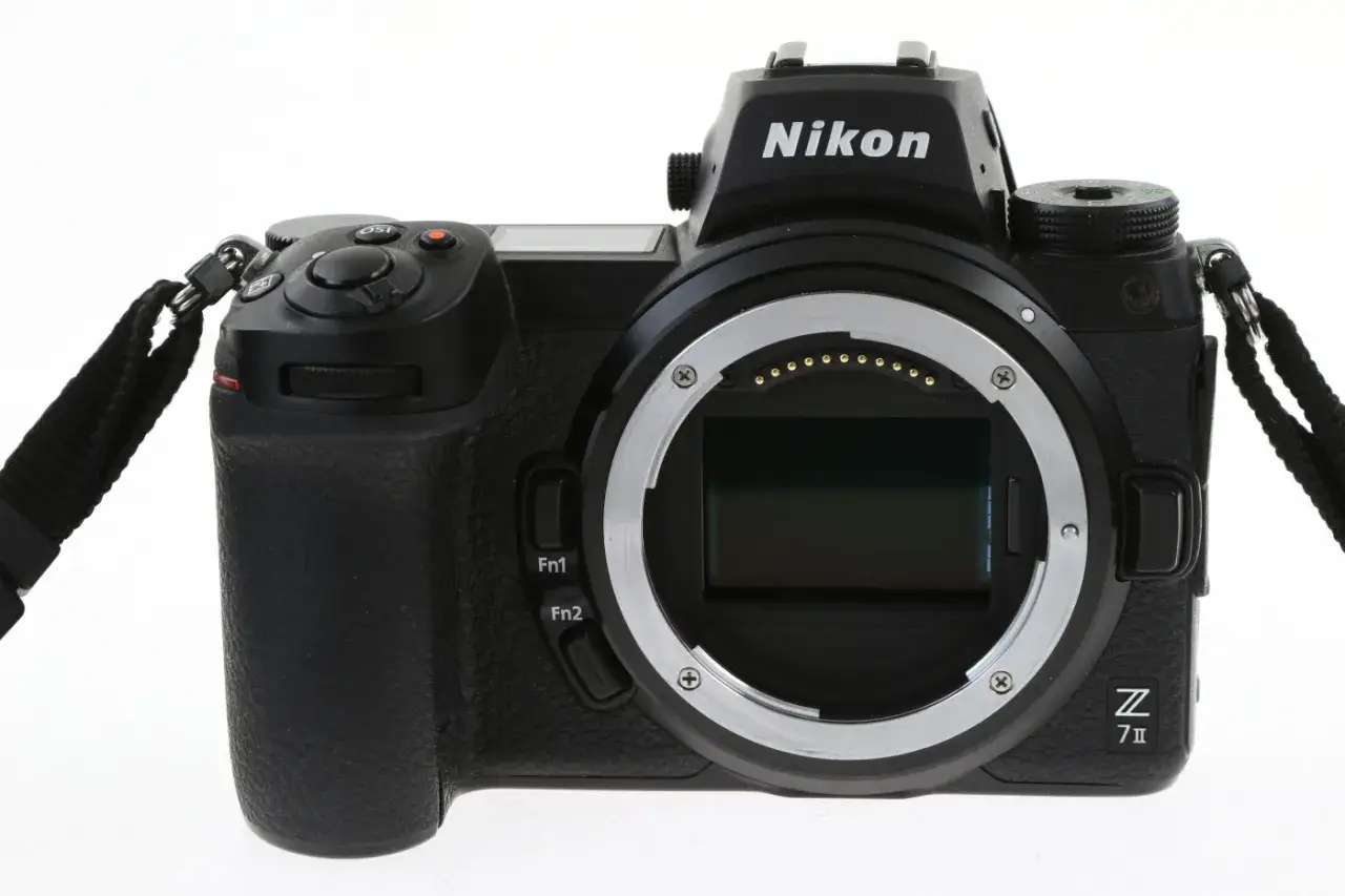 Czarny aparat Nikon Z7 III z obiektywem bez obiektywu, gotowy do uchwycenia Twoich najlepszych ujęć.