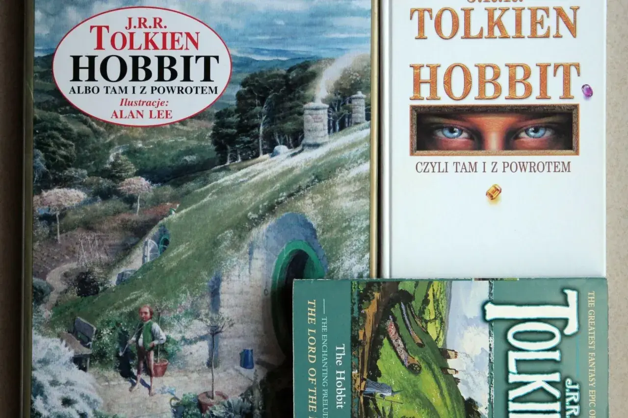 Trzy okładki książek J.R.R. Tolkiena: "Hobbit, czyli tam i z powrotem" w różnych wydaniach.