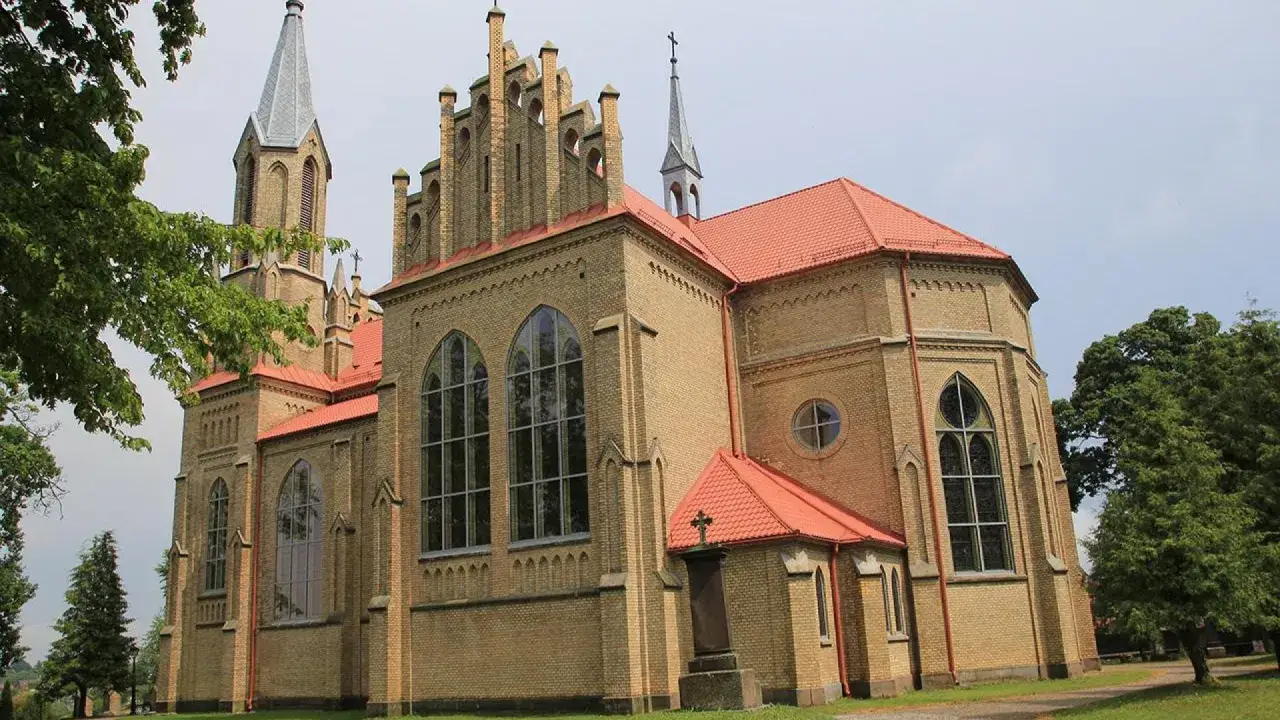 Neogotycki kościół w Krynkach, z charakterystycznymi wieżami i czerwonym dachem, to jedna z głównych atrakcji miasta.