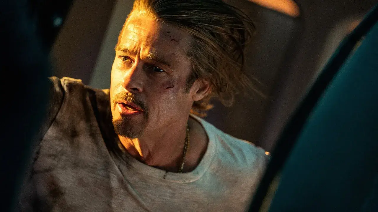 Brad Pitt som Ladybug, en olycksdrabbad lönnmördare, i filmen Bullet Train. Han ser ut att vara i fara.