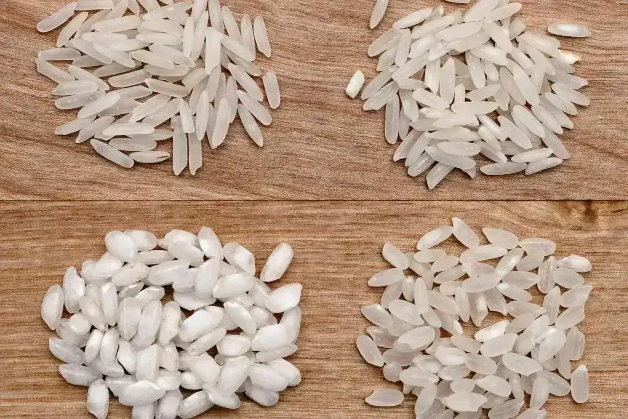 Cztery rodzaje ryżu na drewnianym tle. Wybór odpowiedniego ryżu to klucz do idealnego risotto.