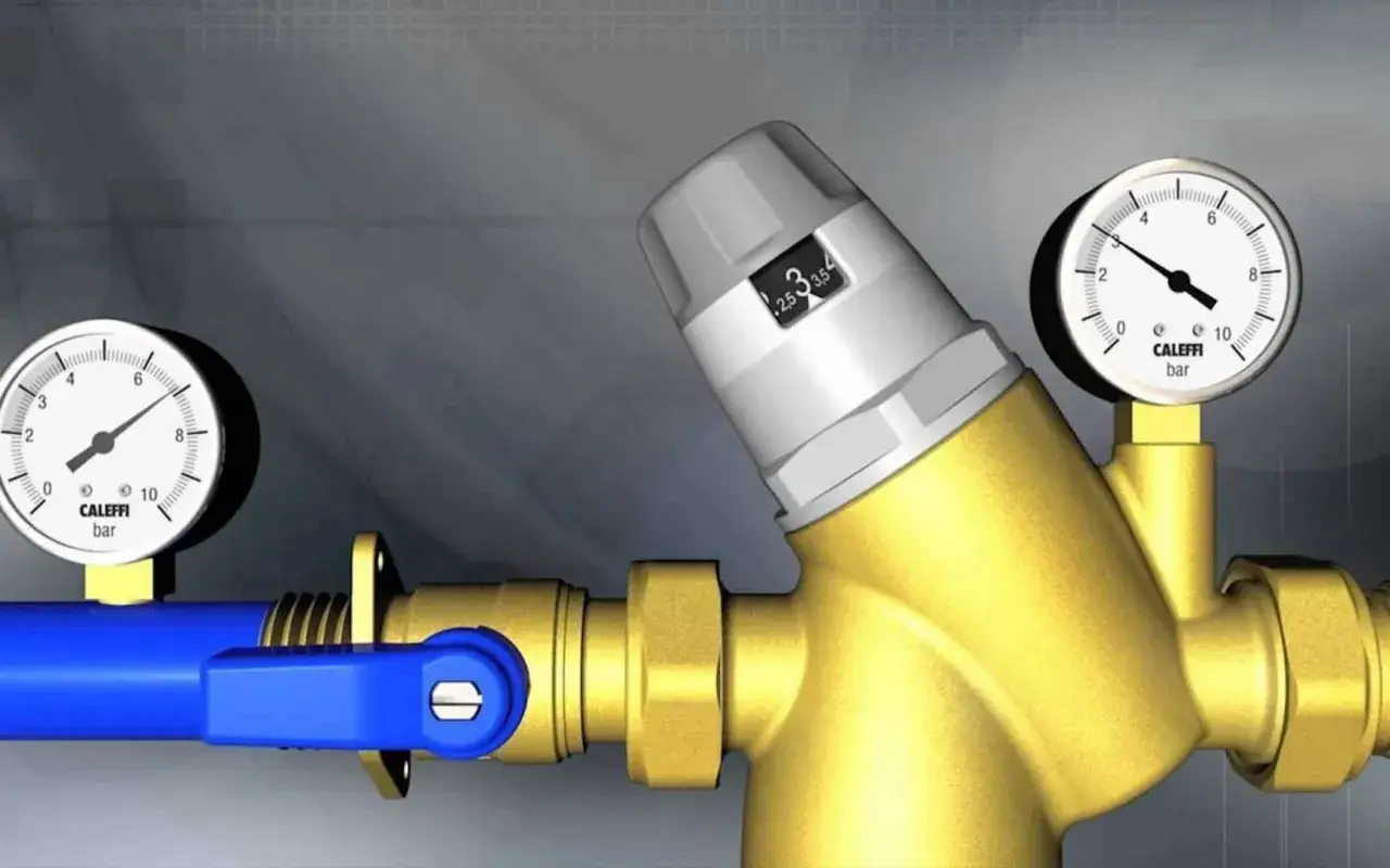 Manomètre et réducteur de pression pour la pression d'eau maison. Le réglage est sur 3 bars.