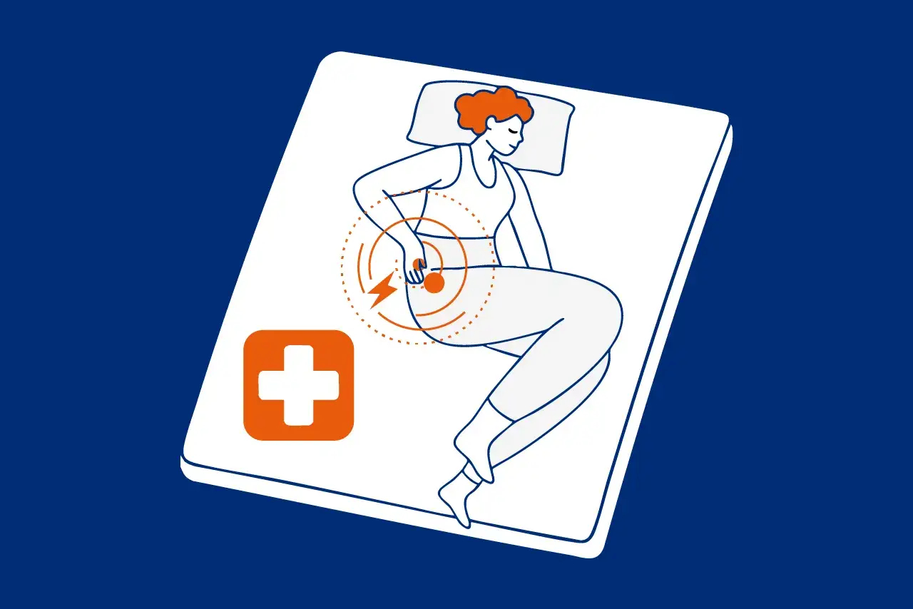 Kobieta leży na materacu, odczuwając ból kości w dolnej części pleców. Obok niej symbol medyczny.