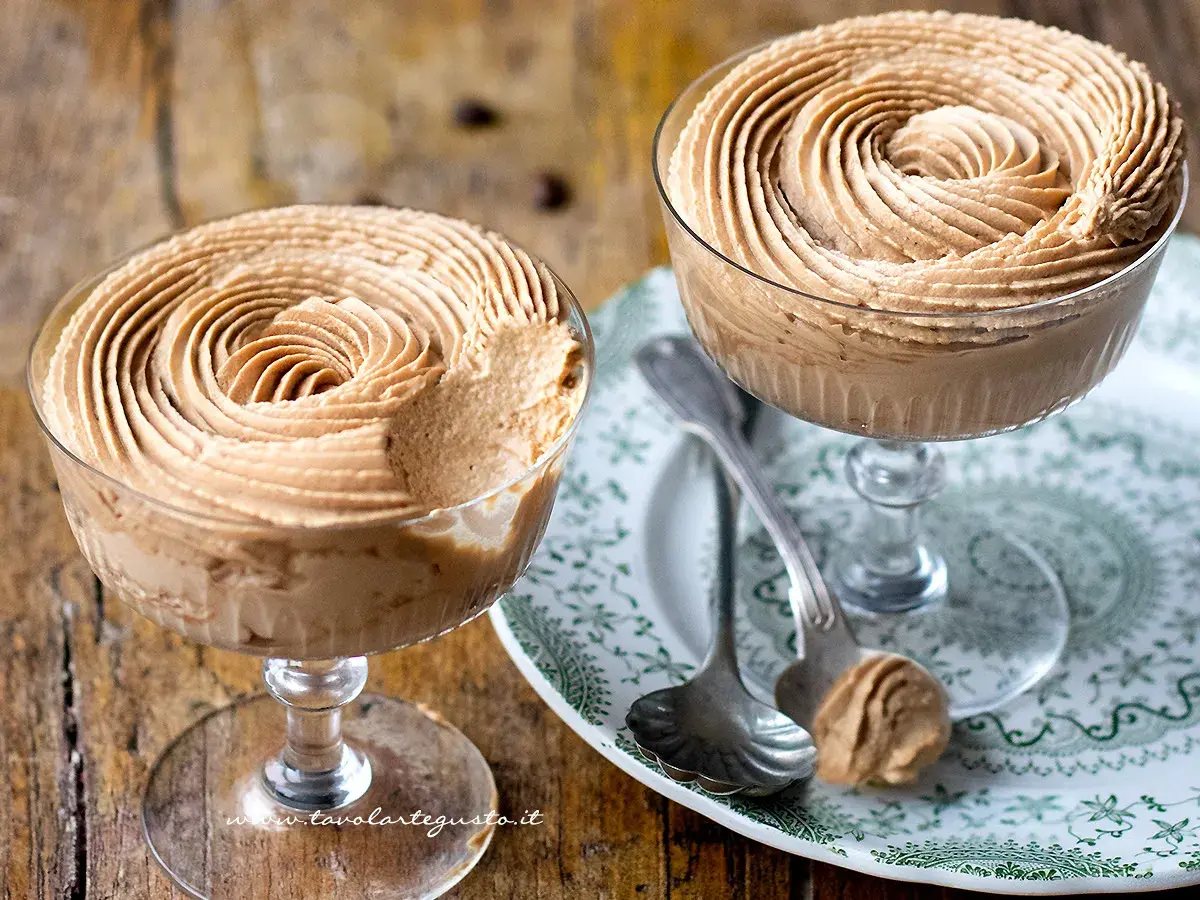 Due coppette di deliziosa mousse al caffè, guarnite con un vortice cremoso. Perfette per una pausa golosa.