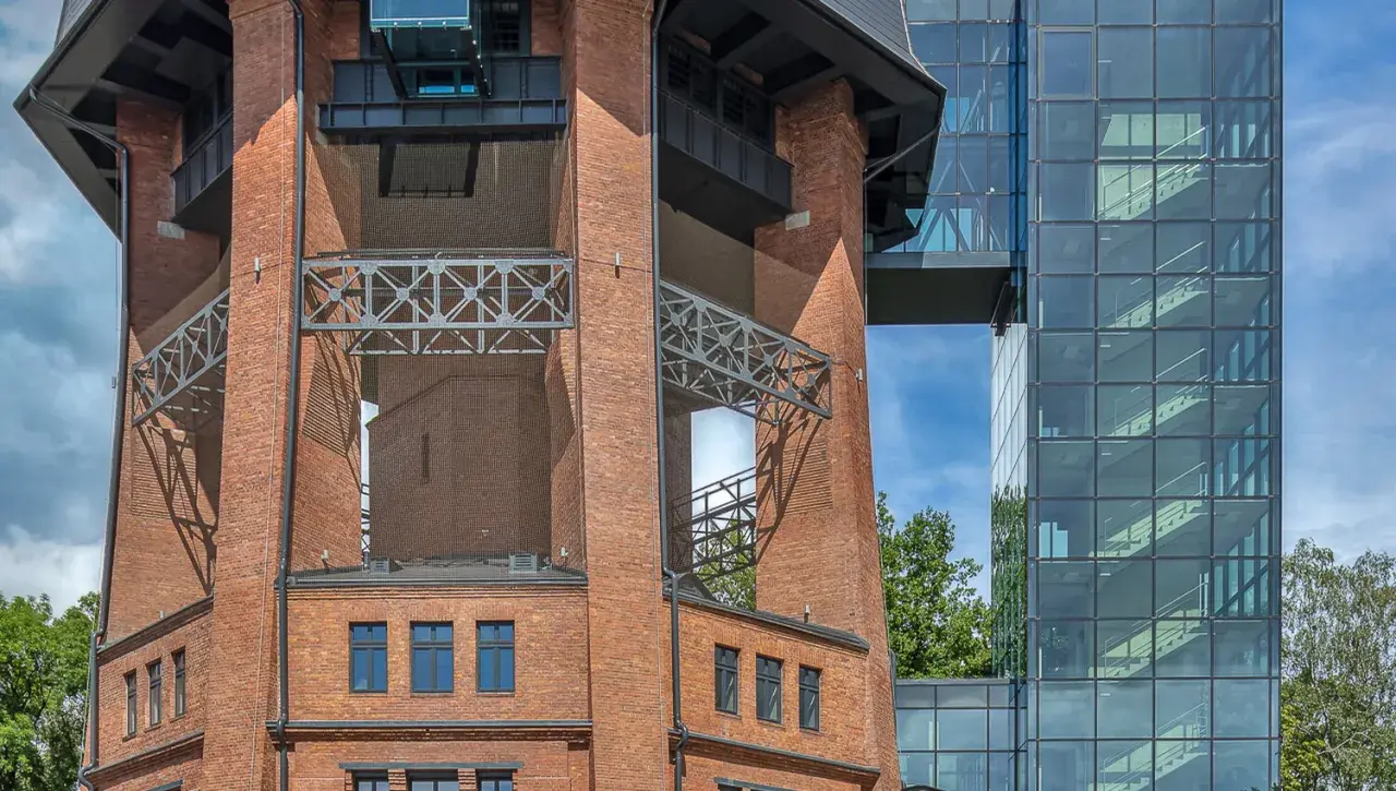 Nowoczesna wieża ciśnień w Zabrzu, z ceglaną bryłą i szklaną klatką schodową, stanowi ciekawy kontrast architektoniczny.