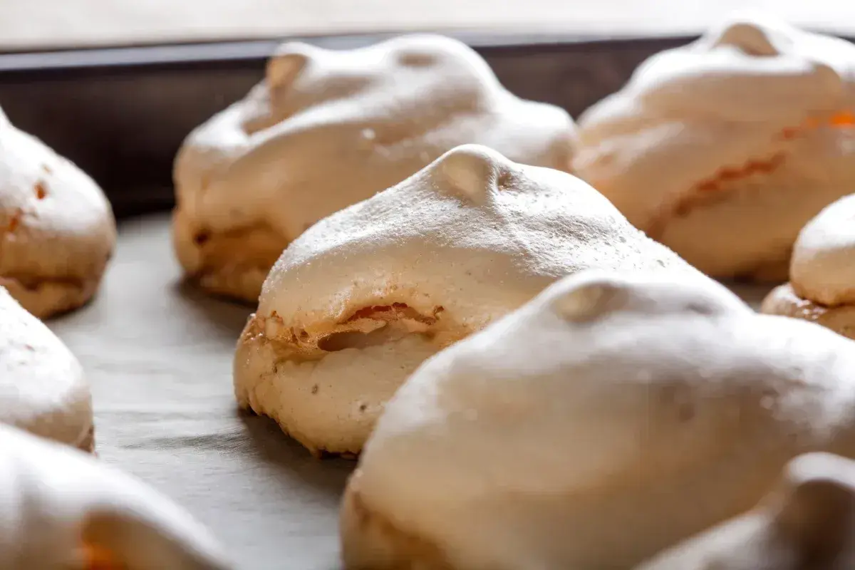 Des meringues suisses dorées et légères, prêtes à être dégustées.