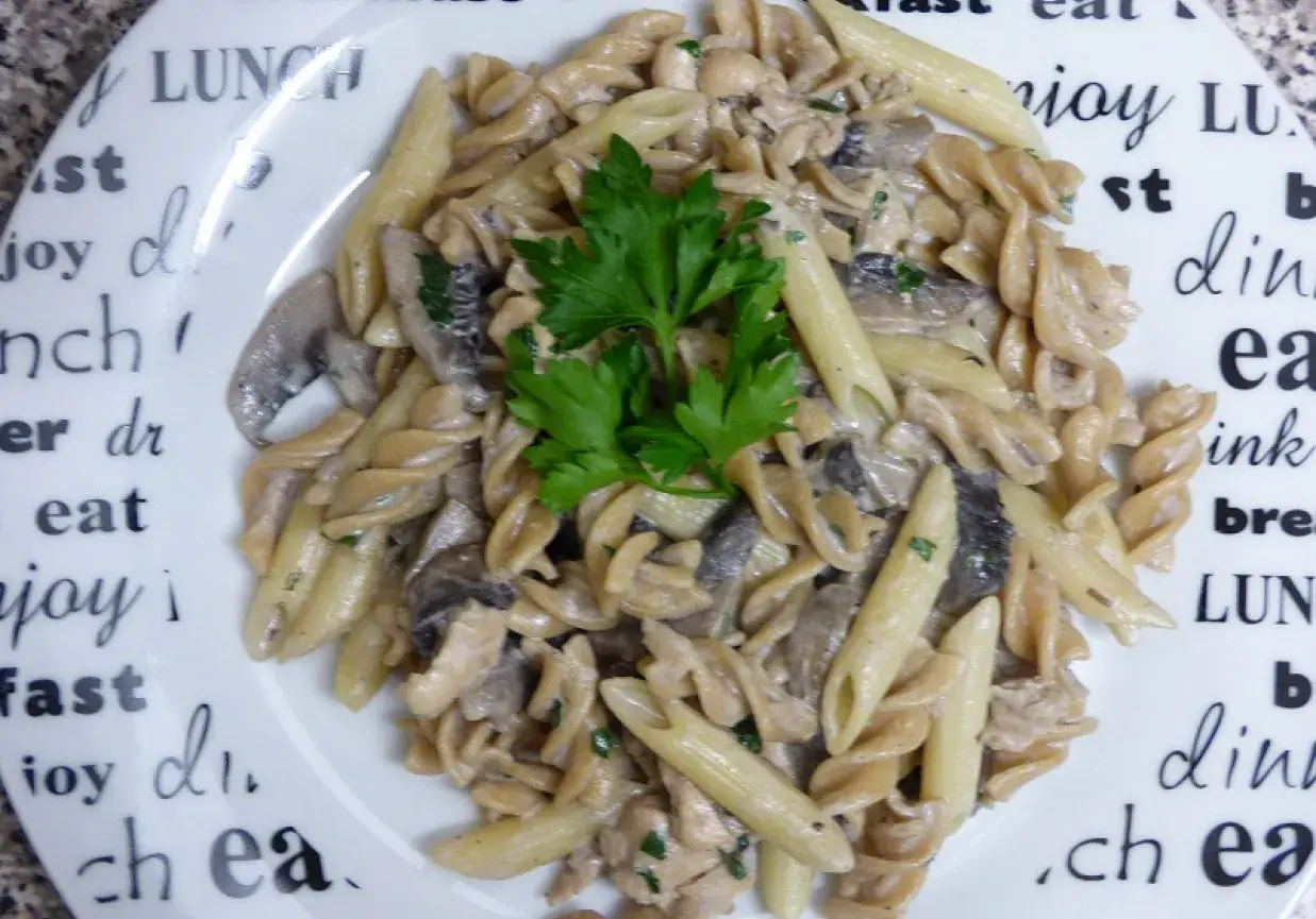 Pyszny makaron penne z kurczakiem i pieczarkami w sosie śmietanowym