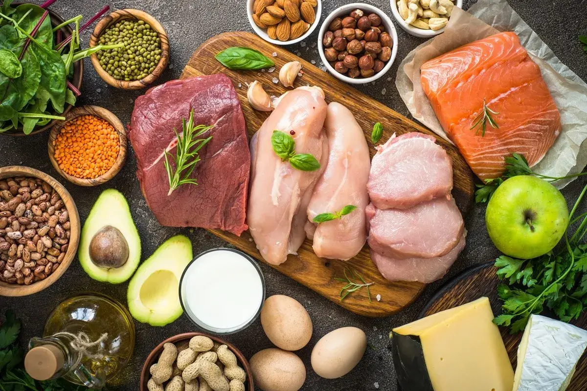Różnorodne produkty bogate w białko i zdrowe tłuszcze: mięso, ryby, drób, jaja, nabiał, orzechy, awokado, oliwa. Wśród nich znajdziemy źródła kwasów tłuszczowych nasyconych.