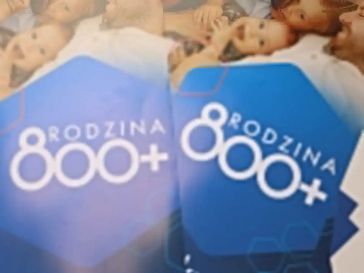 Rodzina 800+ wspiera dzieci, także te niepełnosprawne. Uśmiechnięte twarze dzieci i rodziców na tle niebieskiego banera.