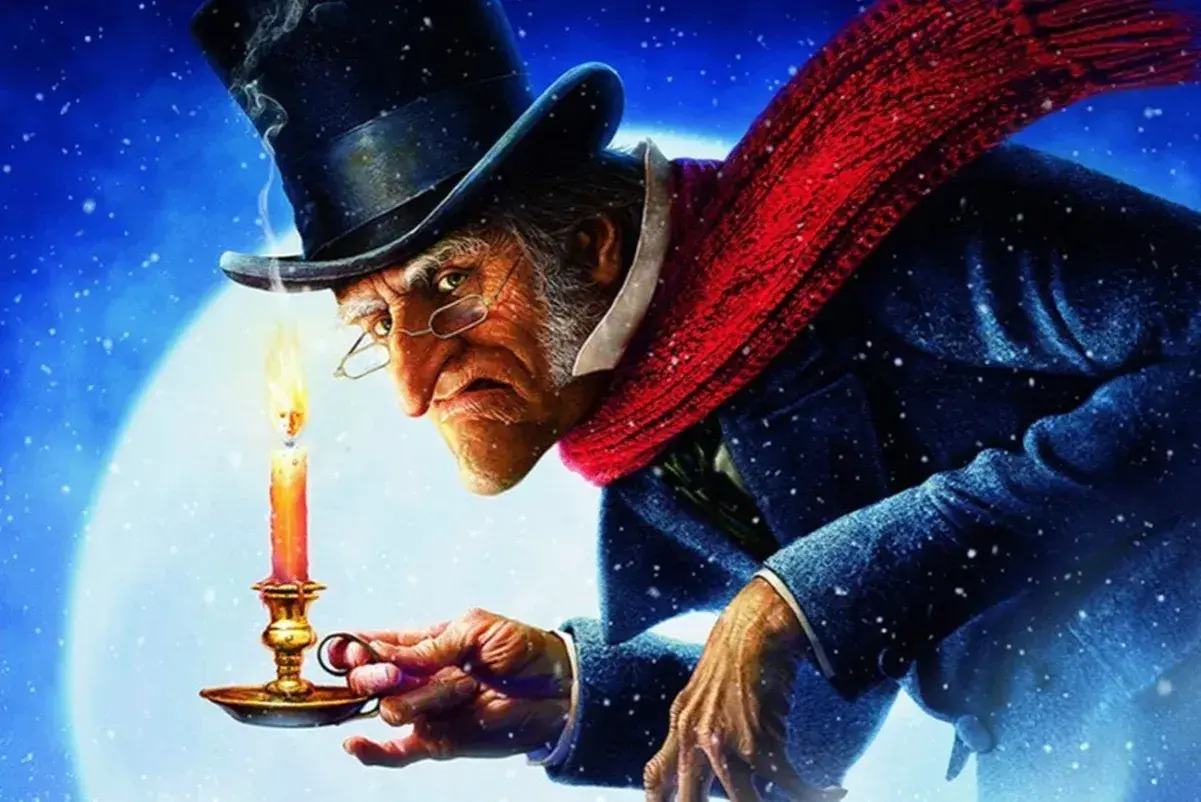 Ebenezer Scrooge, w cylindrze i szaliku, trzyma świecę. Czy znasz tę historię? Quizy opowieść wigilijna.