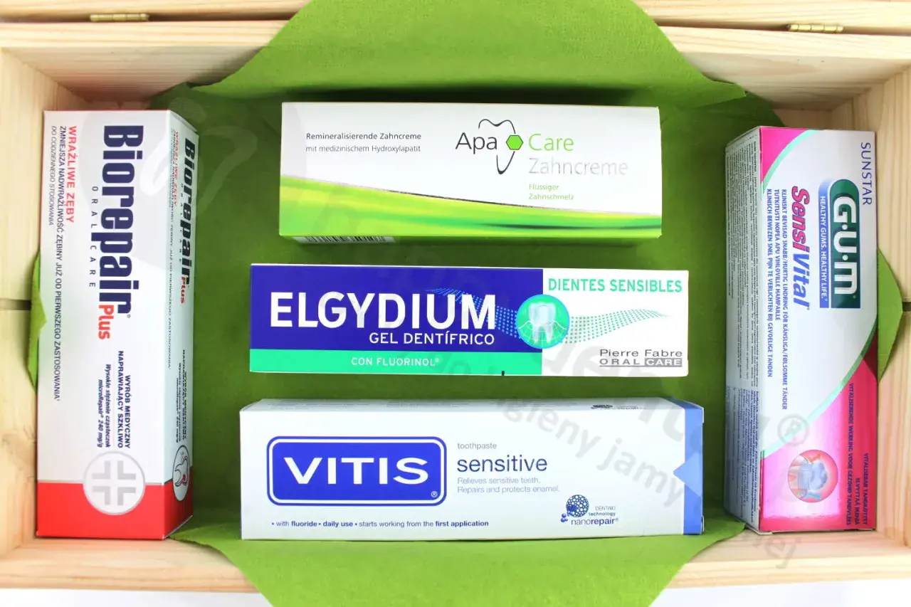 Zestaw produktów do higieny jamy ustnej, w tym maść na odsłonięte szyjki zębowe Biorepair Plus, Elgydium, Vitis Sensitive i inne.