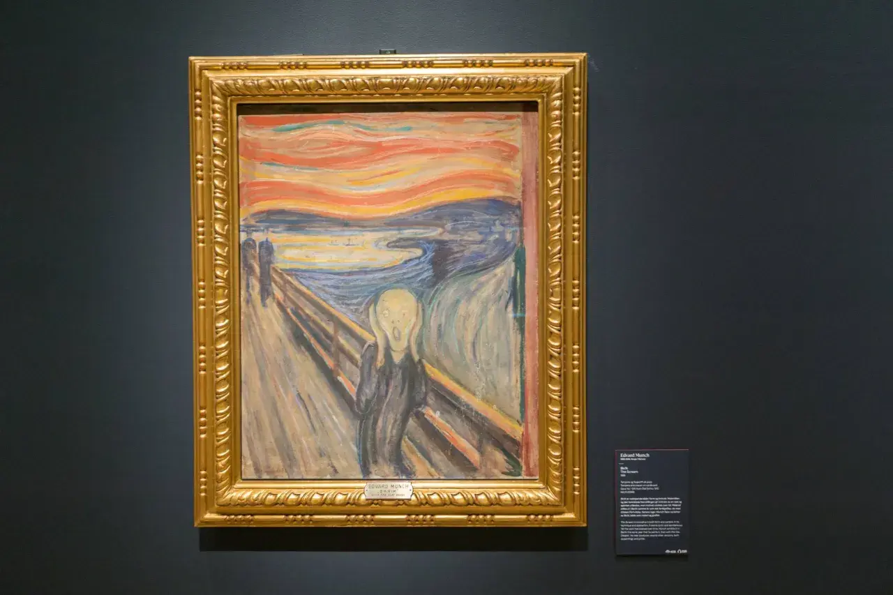 Edvard Munchs "Der Schrei" im Museum, ein ikonisches Bild, das Angst und Verzweiflung ausdrückt.