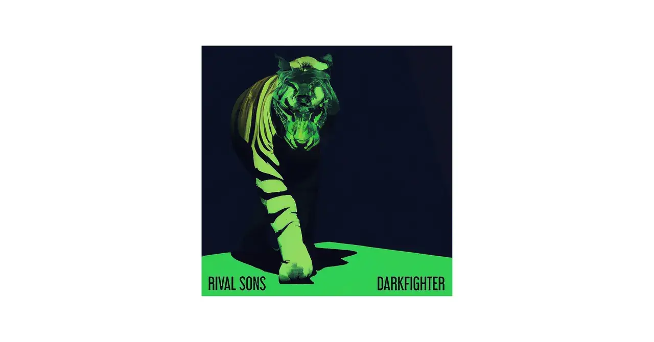 Tygrys w neonowym zielonym świetle, jak na okładce "Darkfighter" Rival Sons. "Bird in the hand" to tytuł, który przychodzi na myśl.