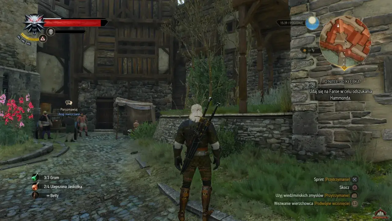 Geralt w arcymistrzowskim rynsztunku kota stoi na kamiennej ścieżce przed kamienno-drewnianym budynkiem.