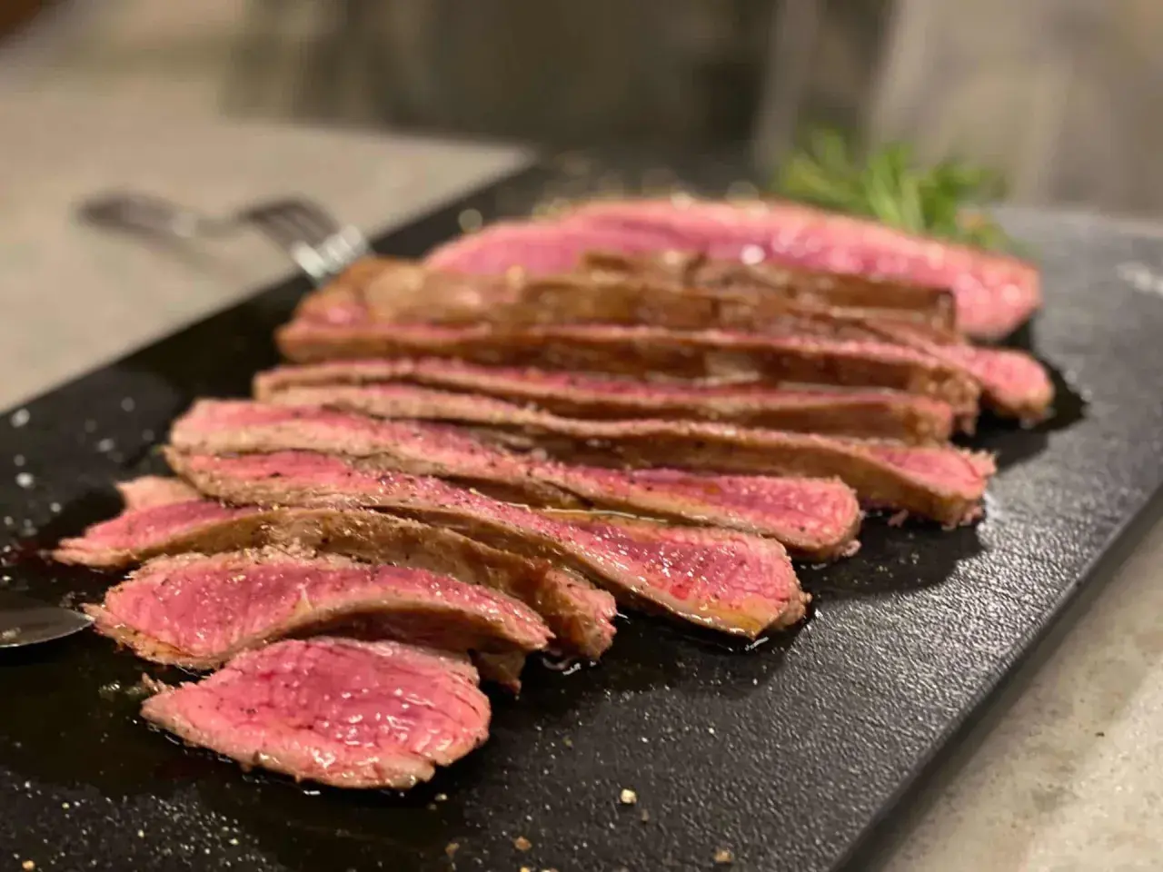 Succulenta tagliata di scottona, affettata finemente e condita con pepe. Perfetta per un pasto delizioso.