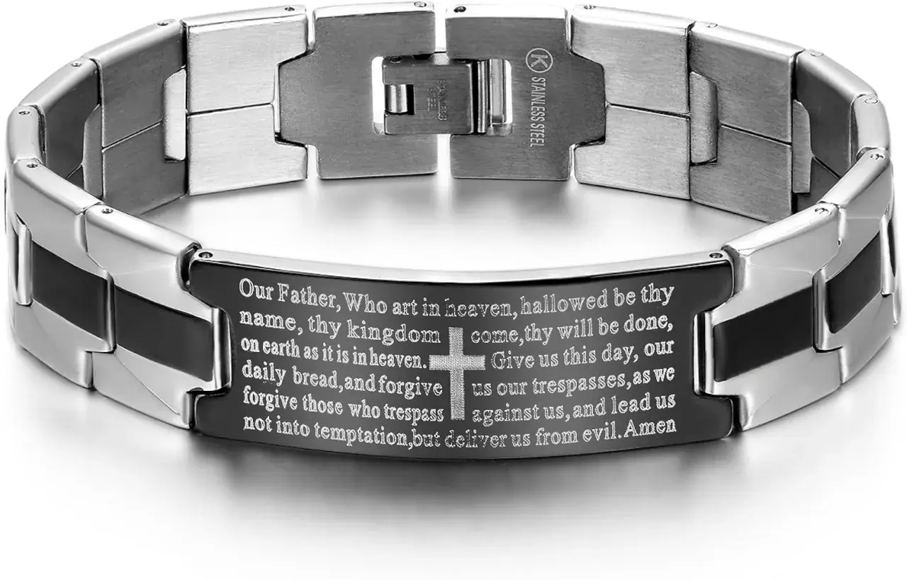 Bracciale in acciaio inossidabile con incisione del Padre Nostro in inglese. Un gioiello dal design moderno, con inserti neri e chiusura a scomparsa.