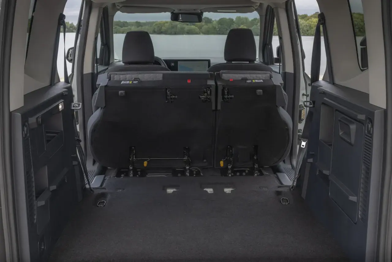 Bagagliaio del Ford Tourneo Courier con sedili posteriori abbassati, mostrando le dimensioni interne per un carico ottimale.