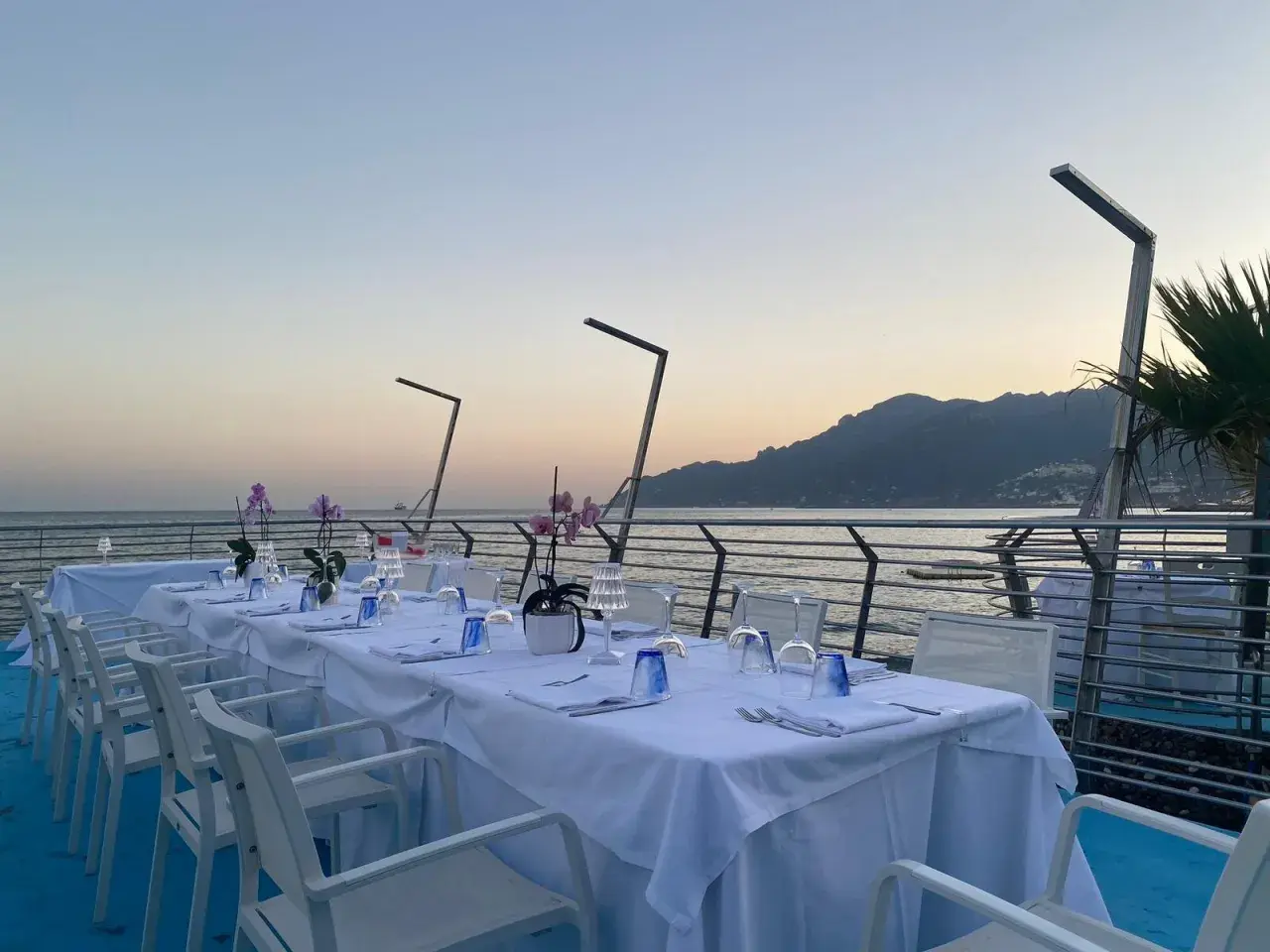 Tavola apparecchiata con vista mare, ideale per cene romantiche nei ristoranti sul mare a Salerno.