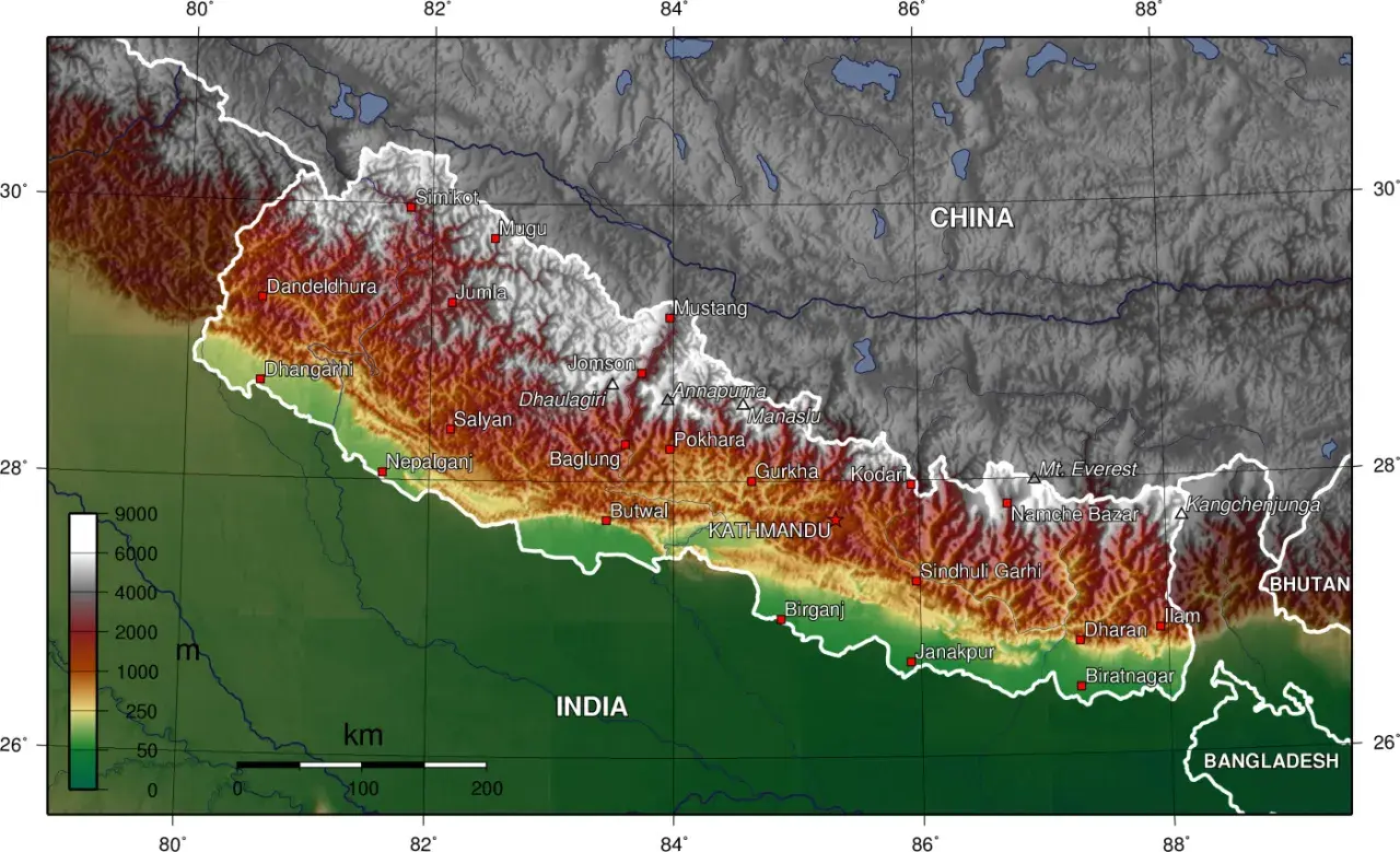 Mapa fizyczna Nepalu, ukazująca jego położenie między Chinami a Indiami, z zaznaczonymi szczytami i miastami.