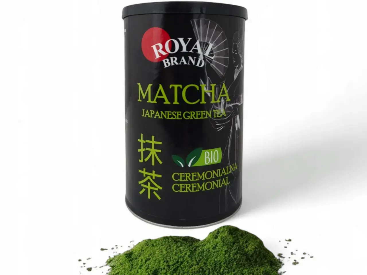 Czarna puszka z zieloną herbatą matcha Royal Brand i garść proszku matcha na białym tle.