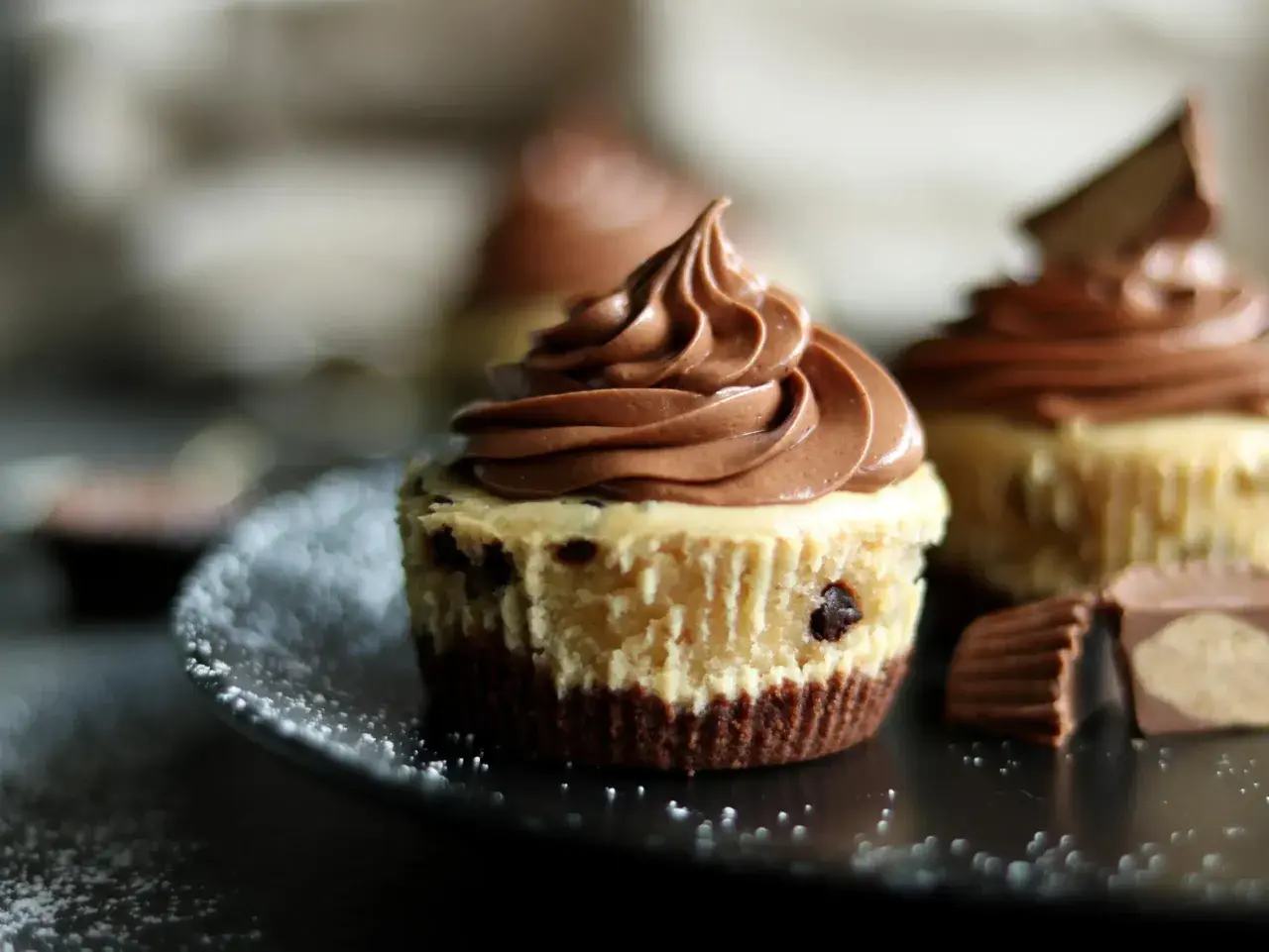 Schokoladen-Cheesecake-Muffins mit zarter Creme und Schokostückchen, garniert mit Schokostückchen.