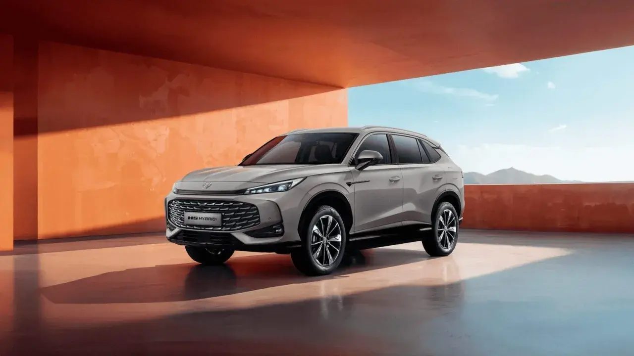El SUV MG HS Hybrid, listo para una prueba de manejo. Diseño moderno y elegante bajo un cielo azul.
