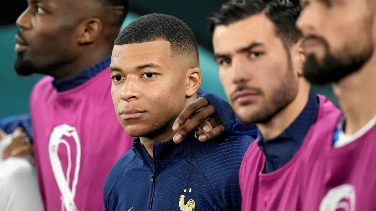 Mbappé i koledzy z reprezentacji Francji w piłce nożnej mężczyzn, gotowi do walki.