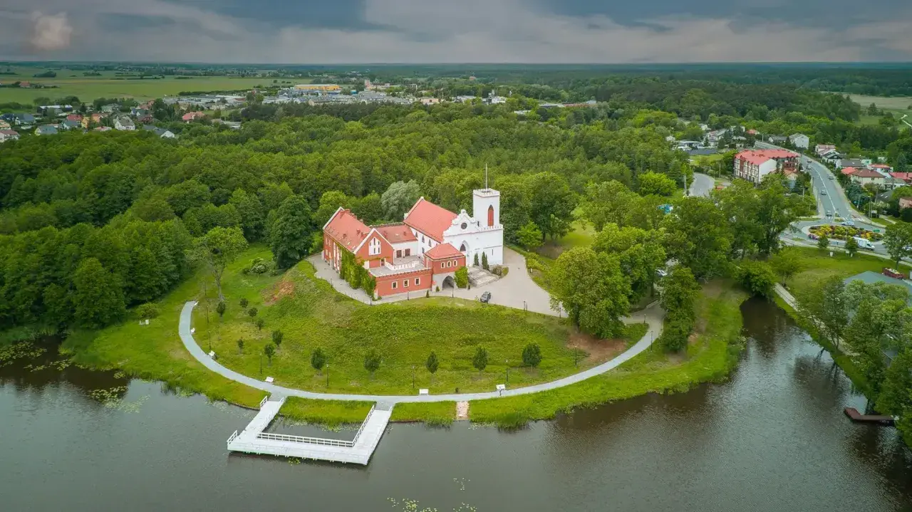Zamek w Gostyninie, otoczony zielenią Gostynińsko-Włocławskiego Parku Krajobrazowego, wznosi się nad jeziorem.