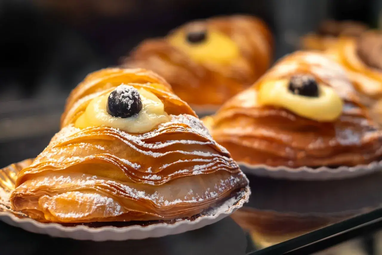 Délicieuse patisserie italienne typique, feuilletée et garnie de crème et d'une cerise.
