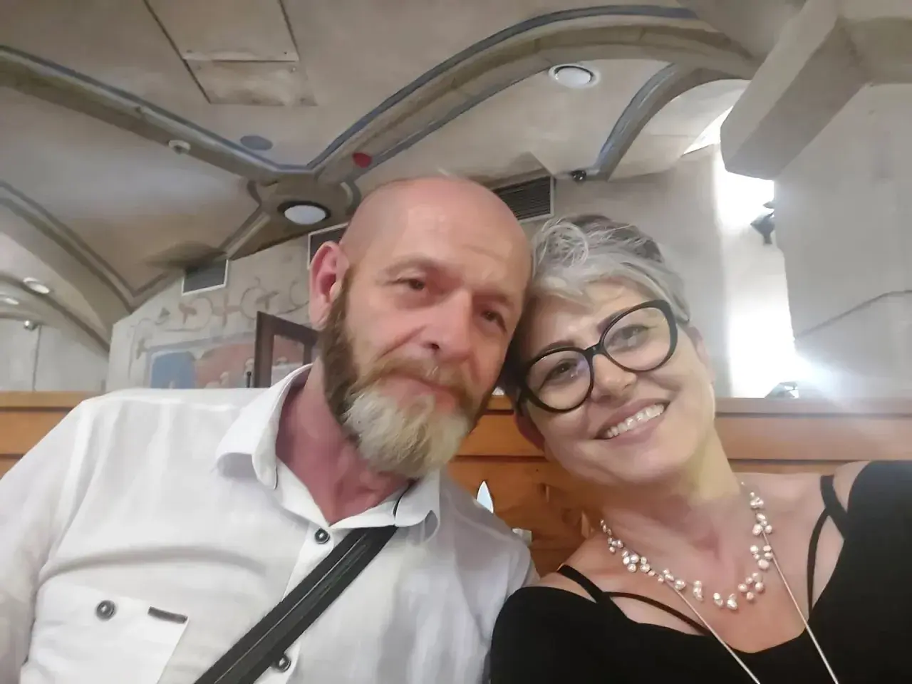 Uśmiechnięta para, on z brodą w białej koszuli, ona w okularach i perłach. Może to sekret, jak rozkochać żonę na nowo?