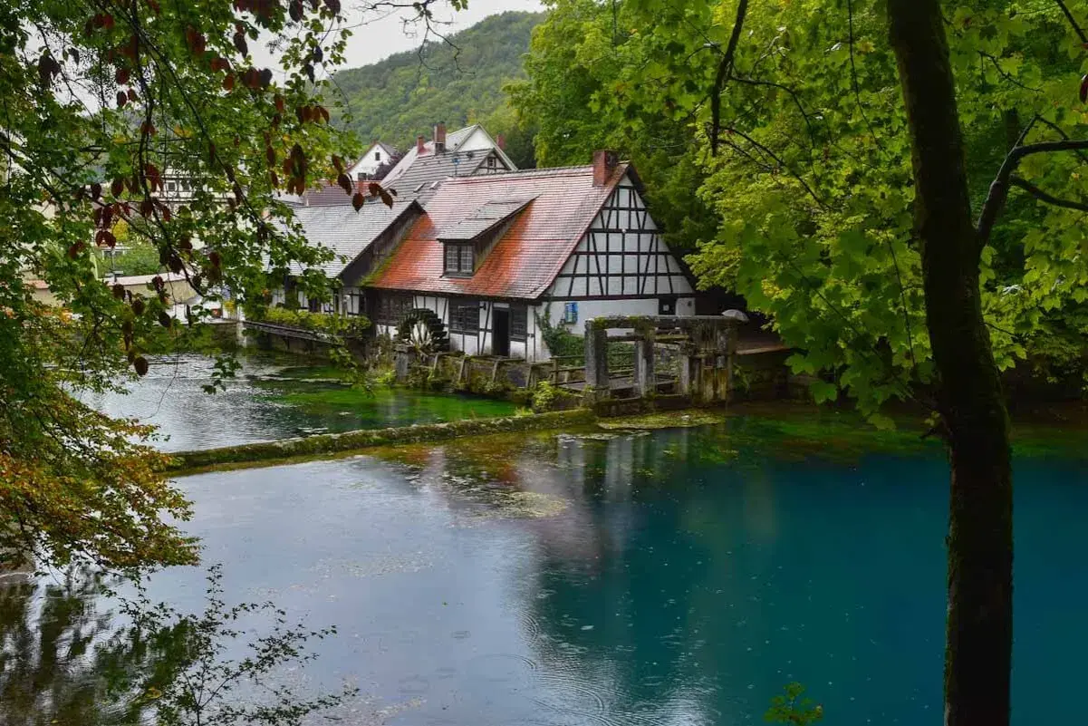 Idyllisches Fachwerkhaus am blauen Quellsee, ein malerisches Motiv für Ausflugsziele BW.