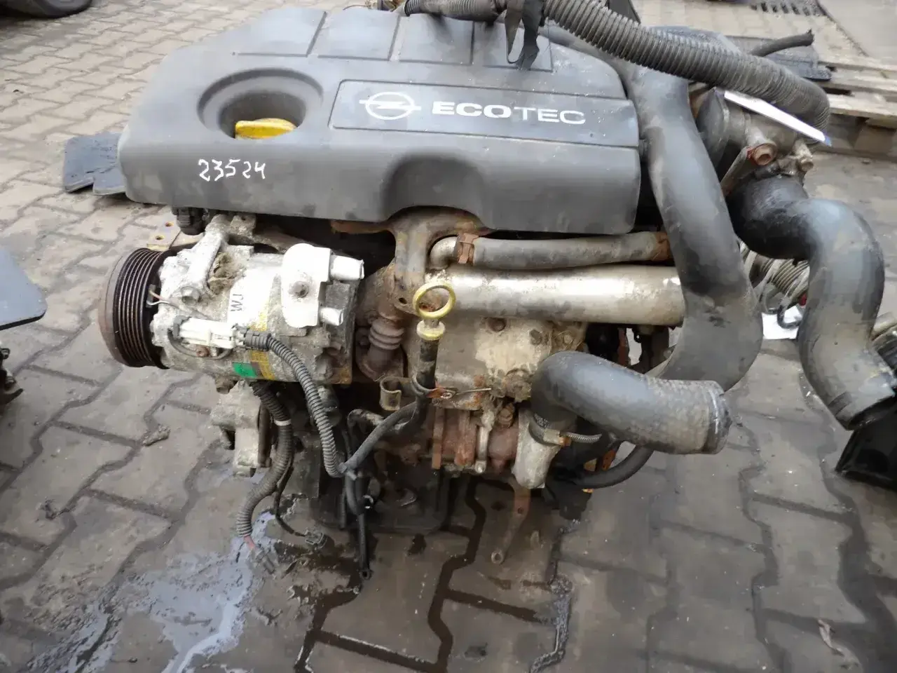 Silnik Opel Astra H z widocznym kompresorem klimatyzacji i oznaczeniem Ecotec.
