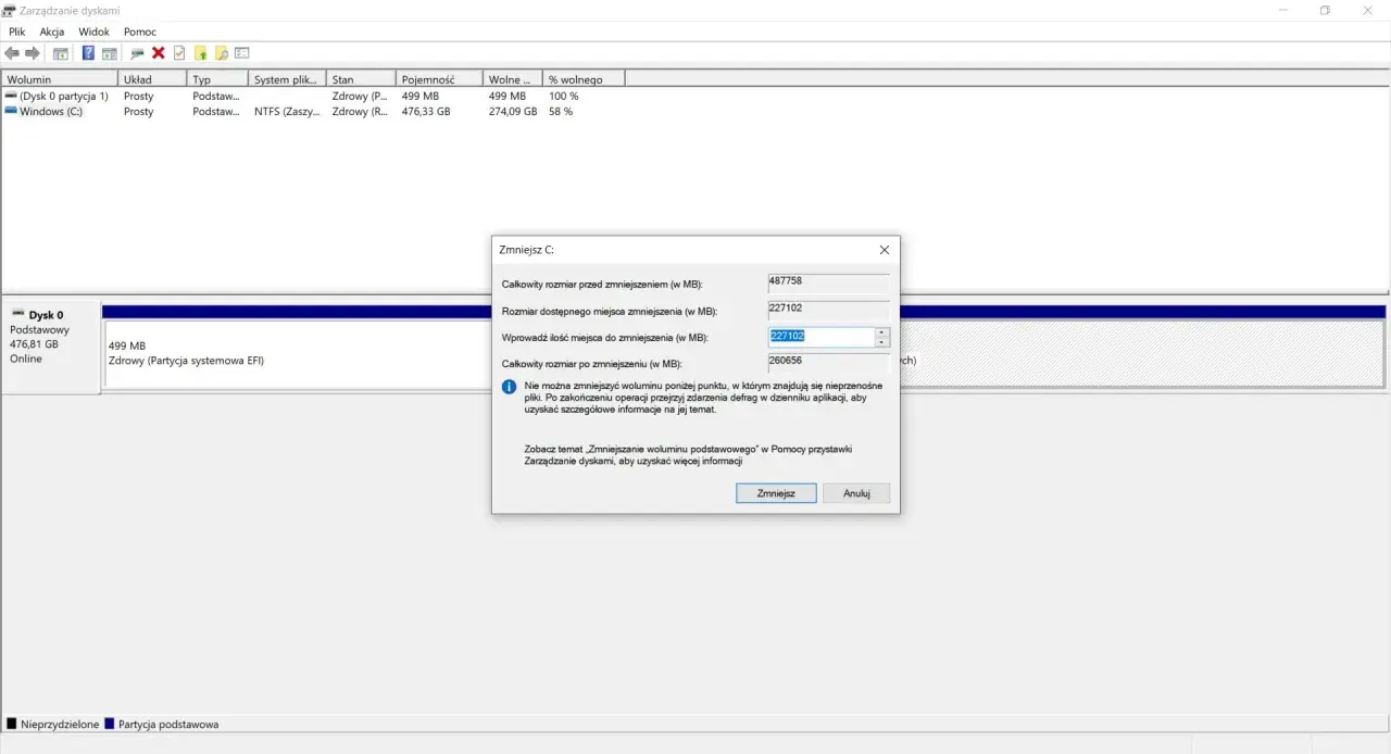 Zarządzanie dyskami w Windows 11: okno "Zmniejsz C:" pokazuje, jak podzielić dysk na partycje, wprowadzając ilość miejsca do zmniejszenia.