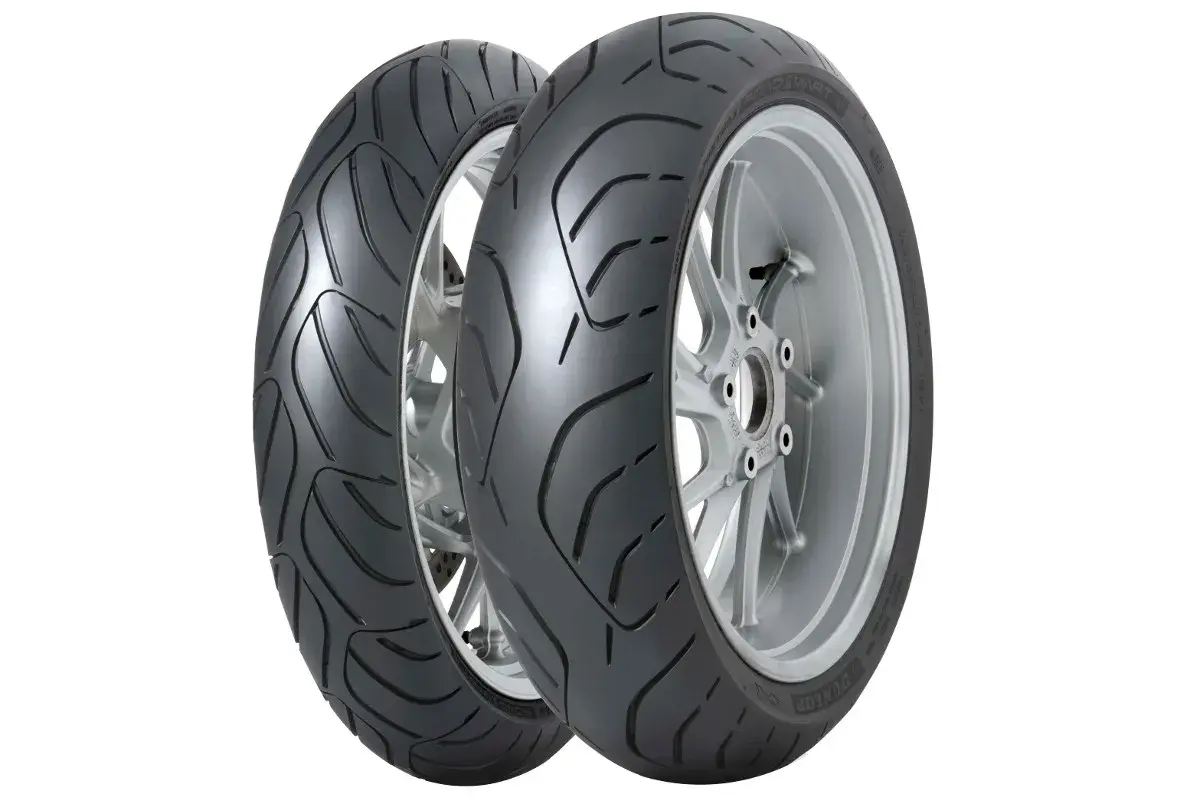 Dos neumáticos de moto Dunlop Roadsmart 3, con su banda de rodadura distintiva, listos para ofrecer gran agarre y rendimiento.