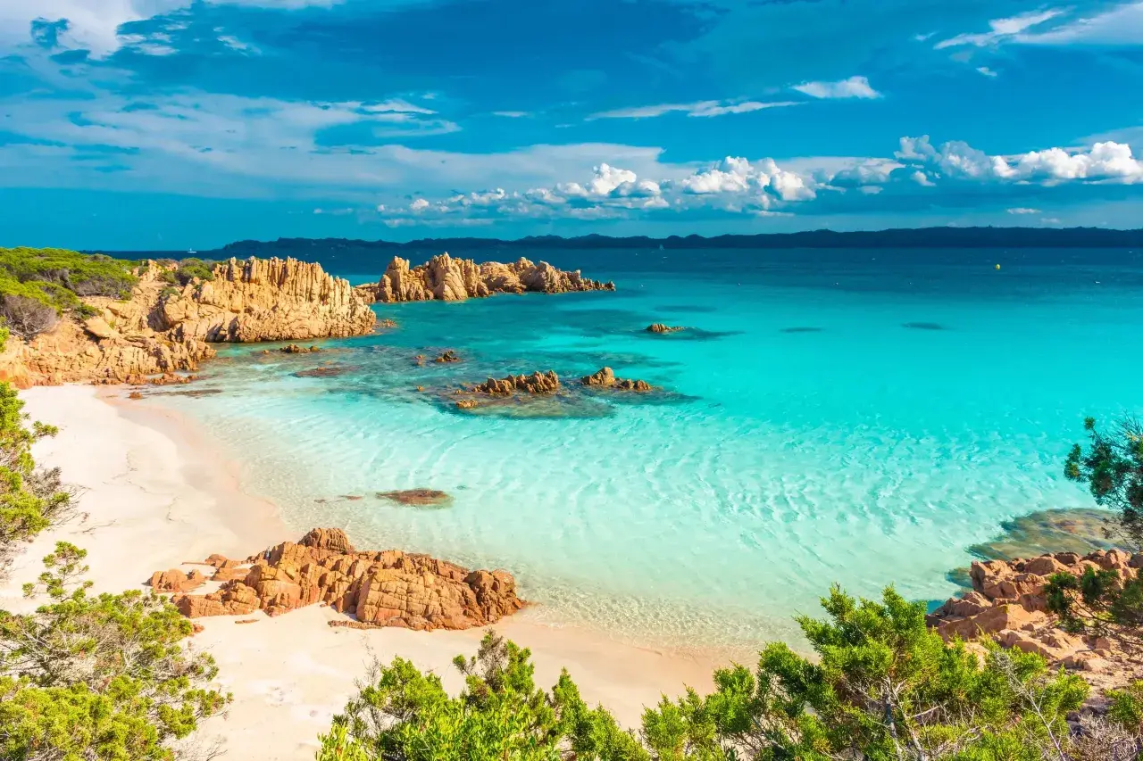 Traumhafte Bucht mit türkisfarbenem Wasser und Felsen an der Costa Smeralda, Sardinien.