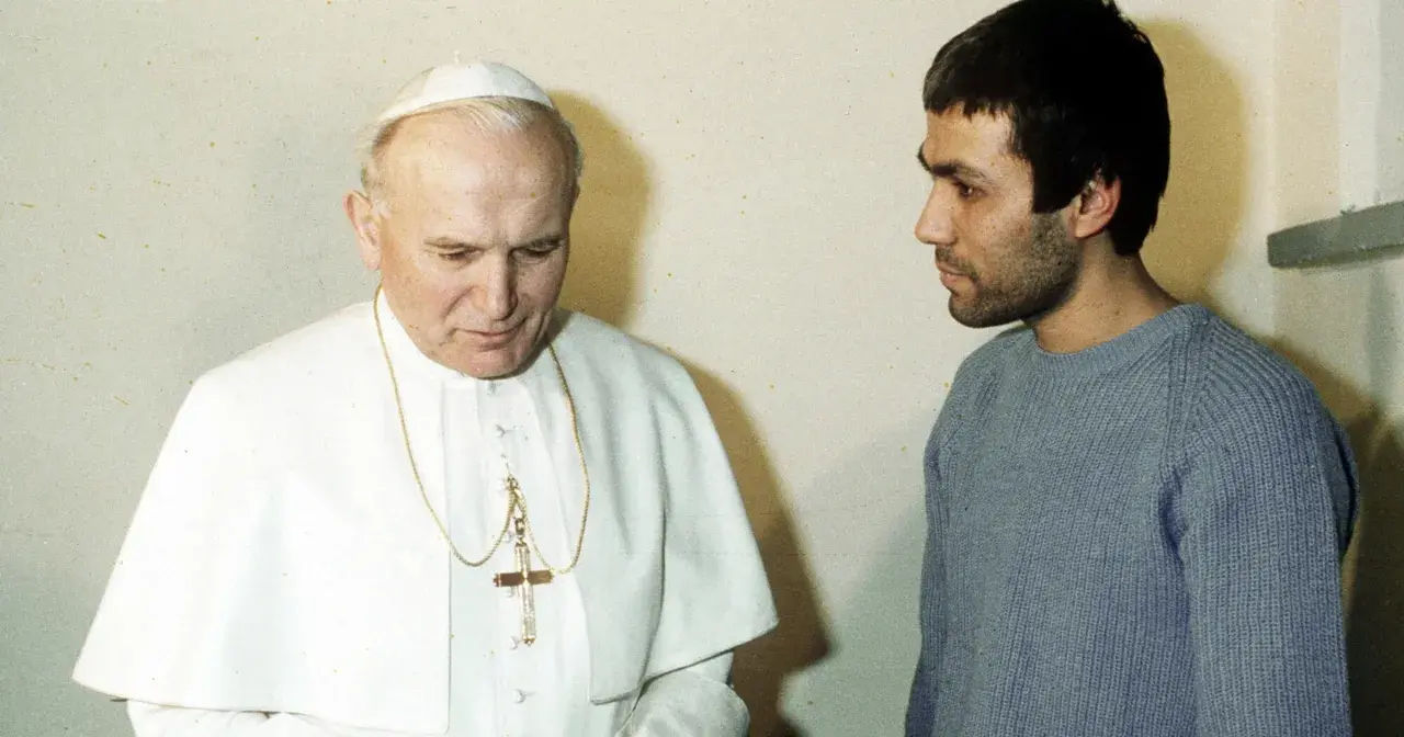 Jan Paweł II rozmawia z Ali Agcą. Spotkanie miało miejsce w więzieniu.