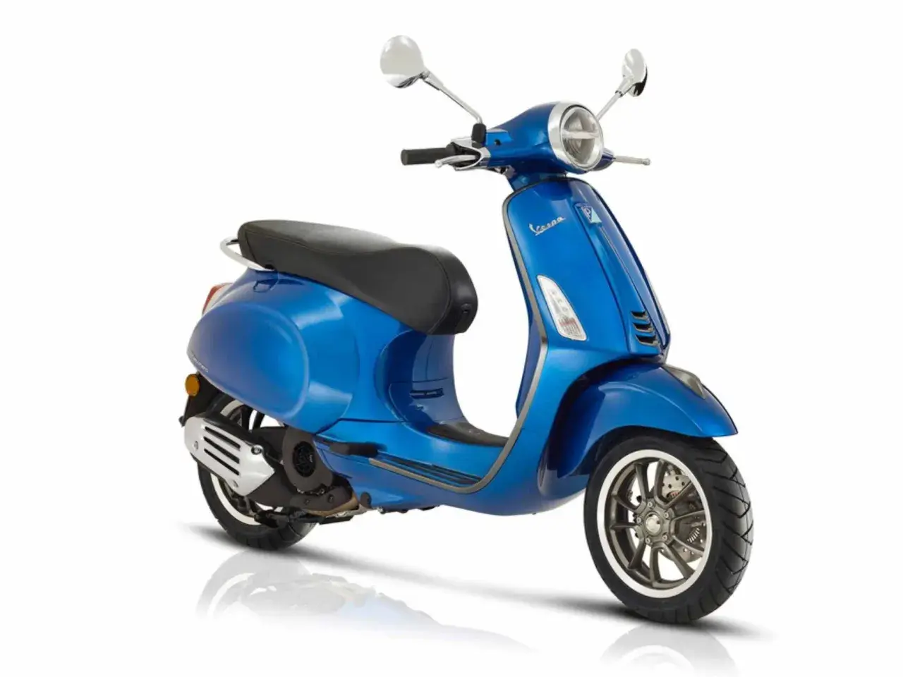 Vespa azul marino, lista para recorrer la ciudad con estilo.