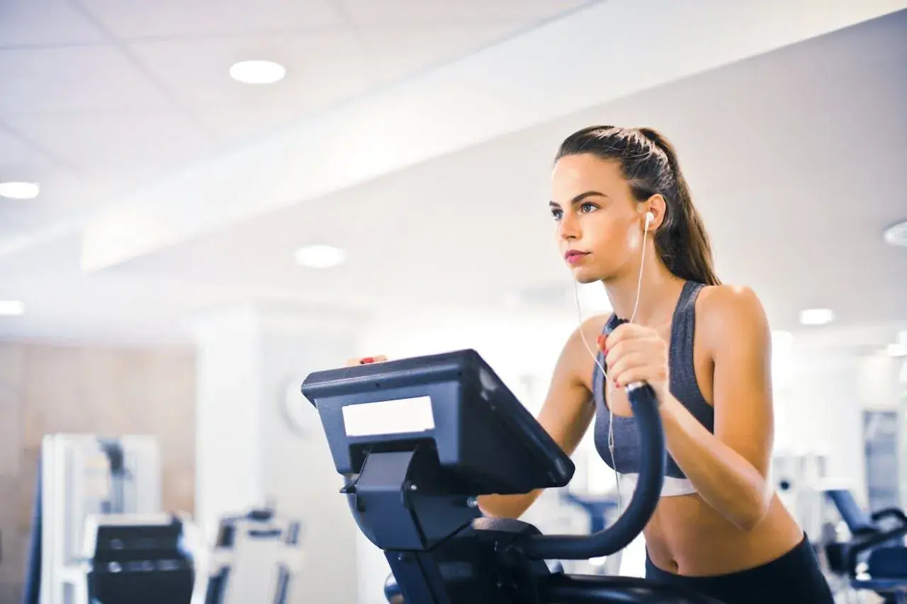 Trening siłowy czy cardio? Odkryj, co działa dla Ciebie!