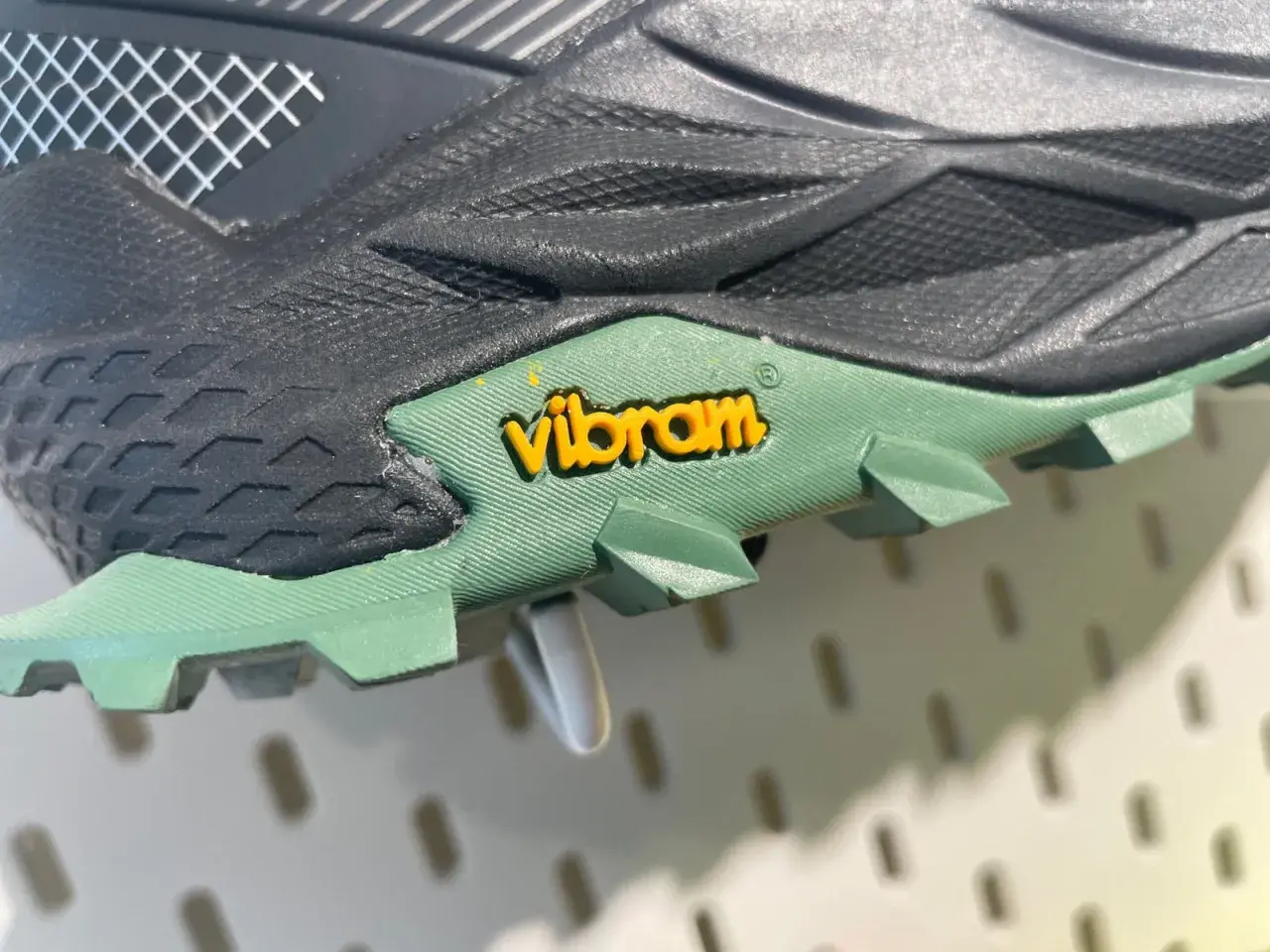 Nahaufnahme einer grünen Vibram Sohle mit gelbem Logo. Mögliche Nachteile: Abnutzung, aber die Traktion ist gut.
