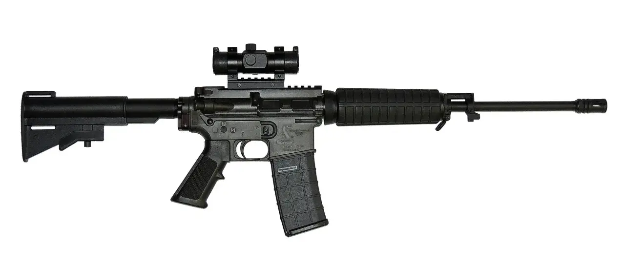 Czarny karabin AR-15 z celownikiem optycznym, idealny jako broń na pozwolenie sportowe.