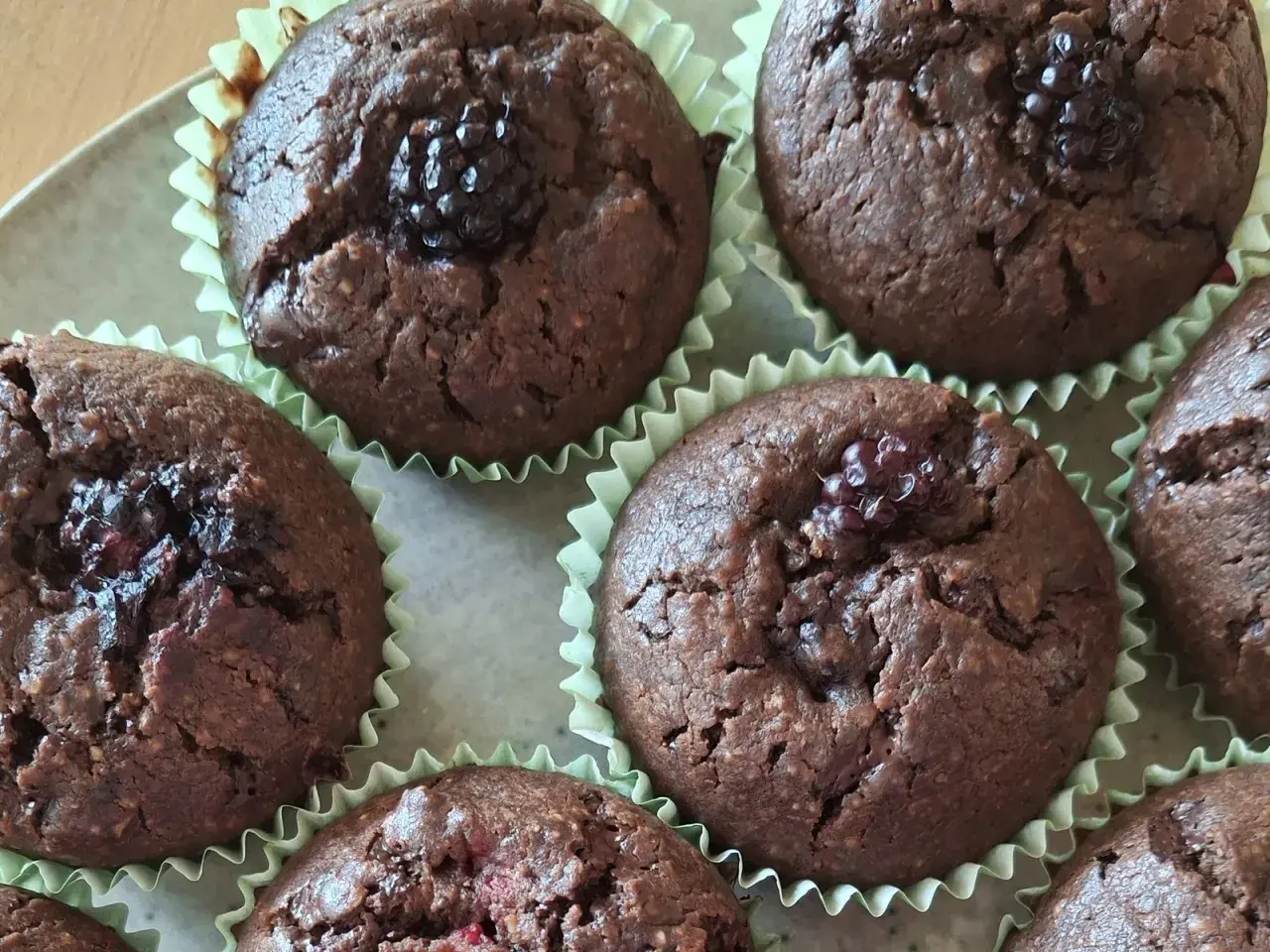 Schokoladige Himbeer-Schoko-Muffins mit saftigen Beeren, bereit zum Genießen.