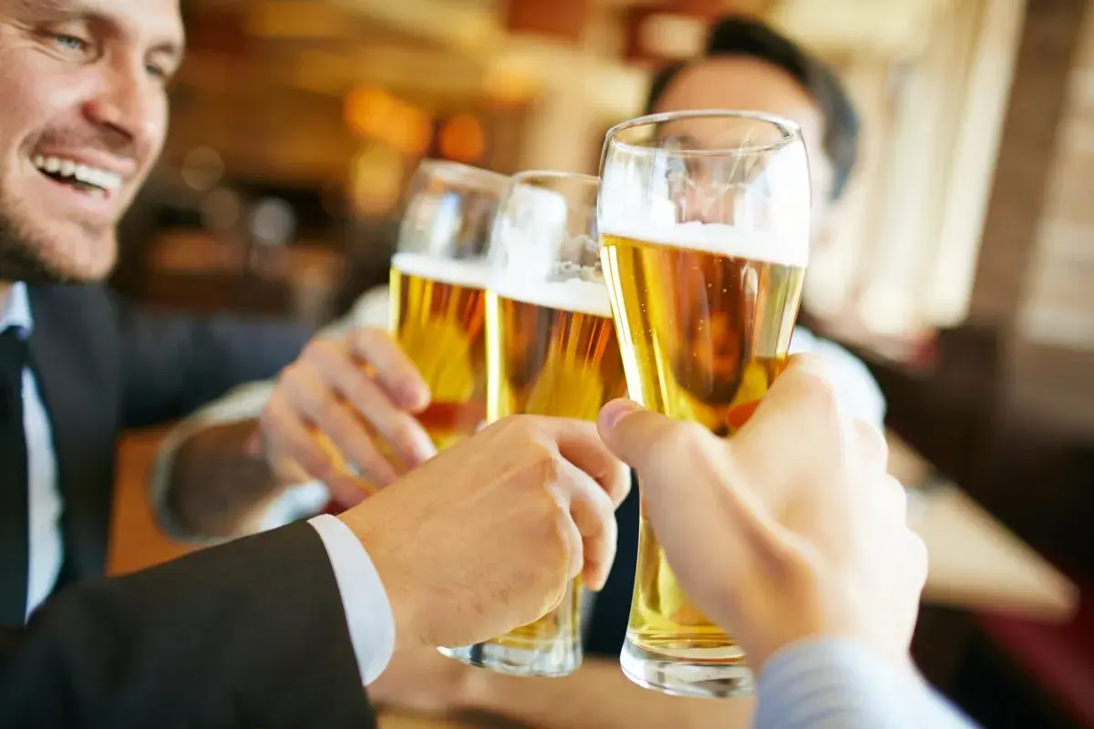 Czy alkohol tuczy? Sprawdź, jak wpływa na Twoją wagę i zdrowie
