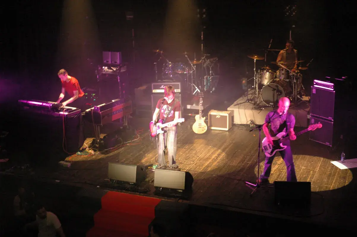 Zespół na scenie, muzycy grają na instrumentach, a wokalista śpiewa. Co słychać w odsłuchu? Koncert w pełni!