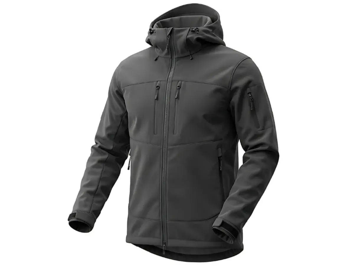 Szara kurtka softshell z kapturem i wieloma kieszeniami. Dowiedz się, jak prać softshell, by zachować jego właściwości.